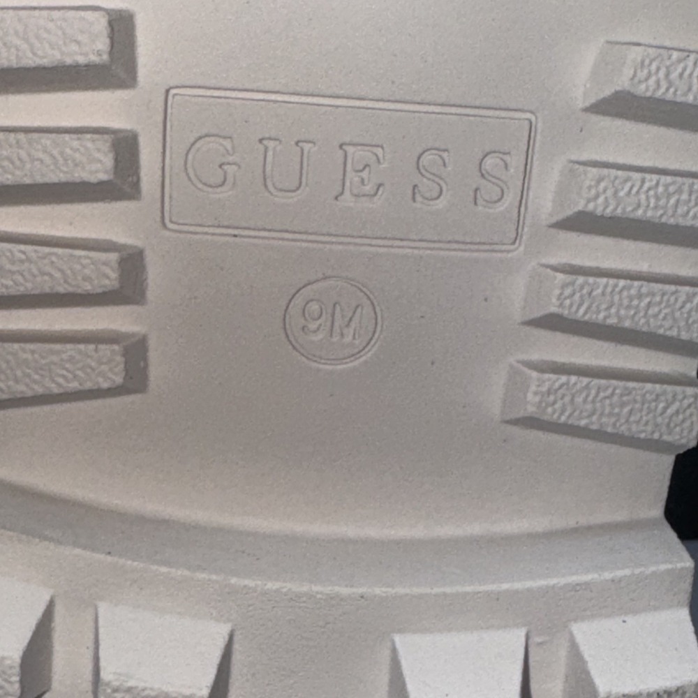 GUESS Women's Orana Combat Boo Ivory Logo Size 9M - Picture 7 of 14
